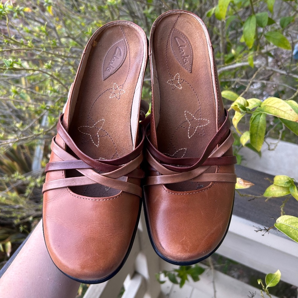 Clarks brown leather flats